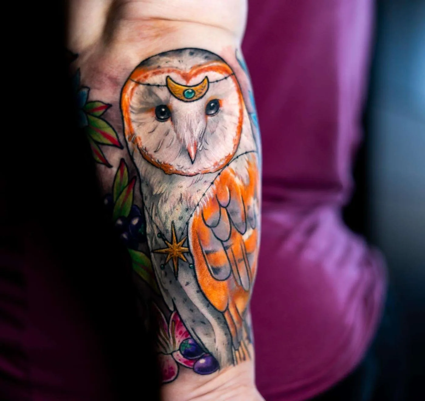 Avant-bras, chouette néo-traditionnelle couleur — Nima Tattoo Montréal