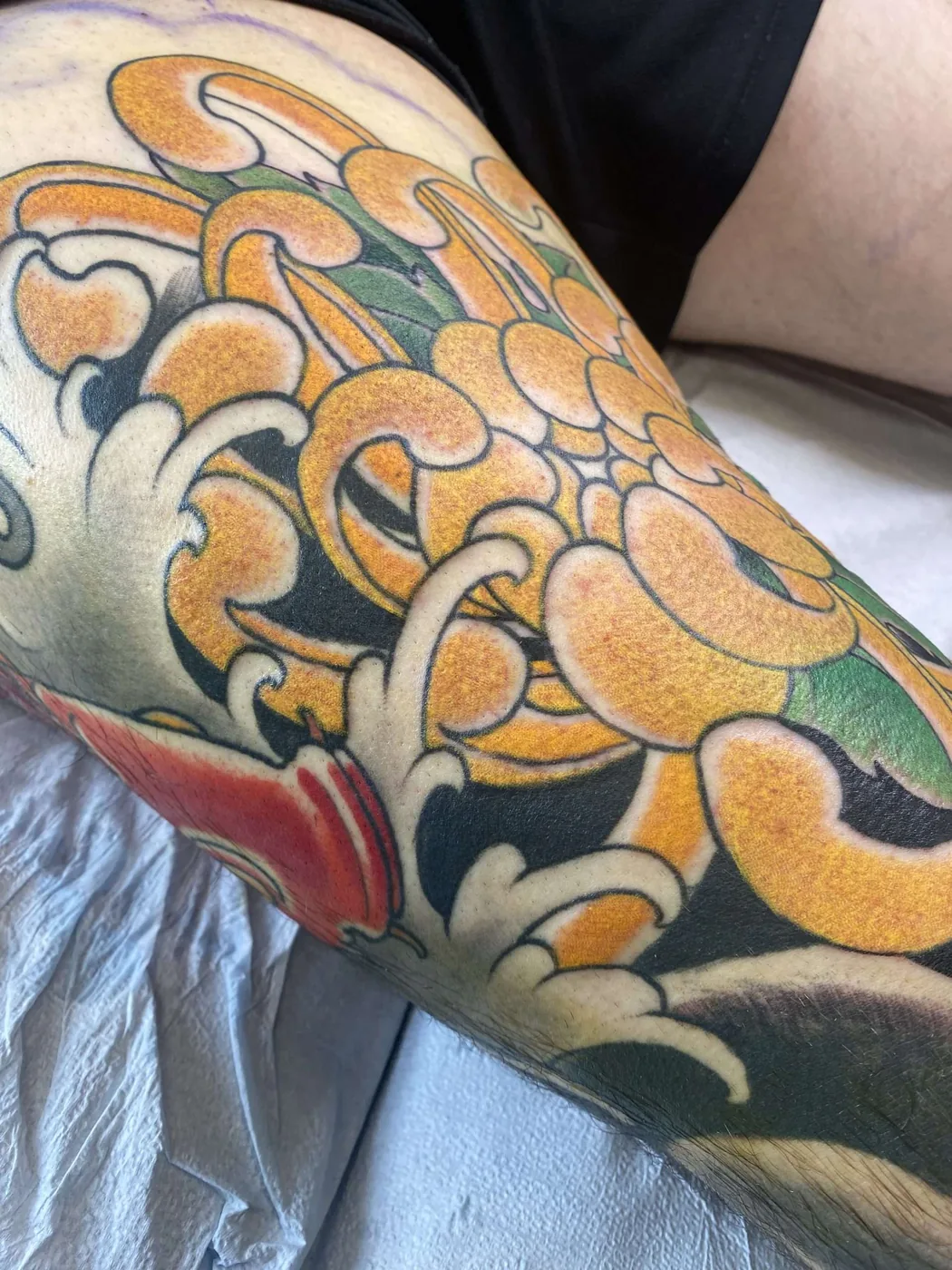 Cuisse, chrysanthème japonais couleur — Nima Tattoo Montréal