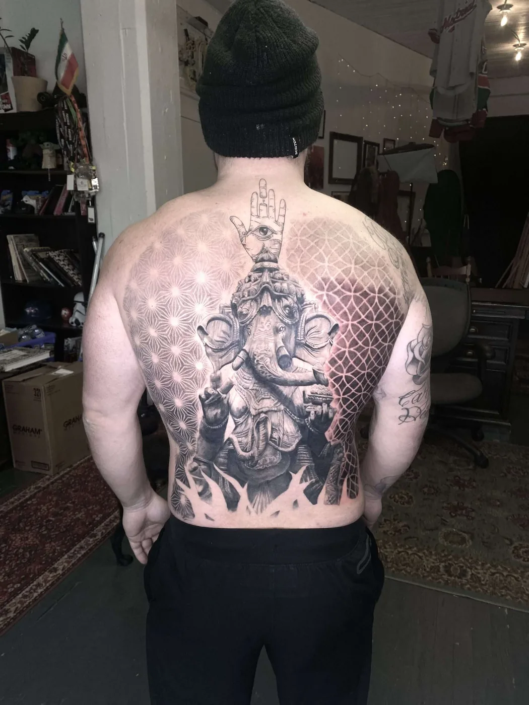 Dos complet, Ganesh réaliste et motifs géométriques néo-japonais — Nima Tattoo Montréal