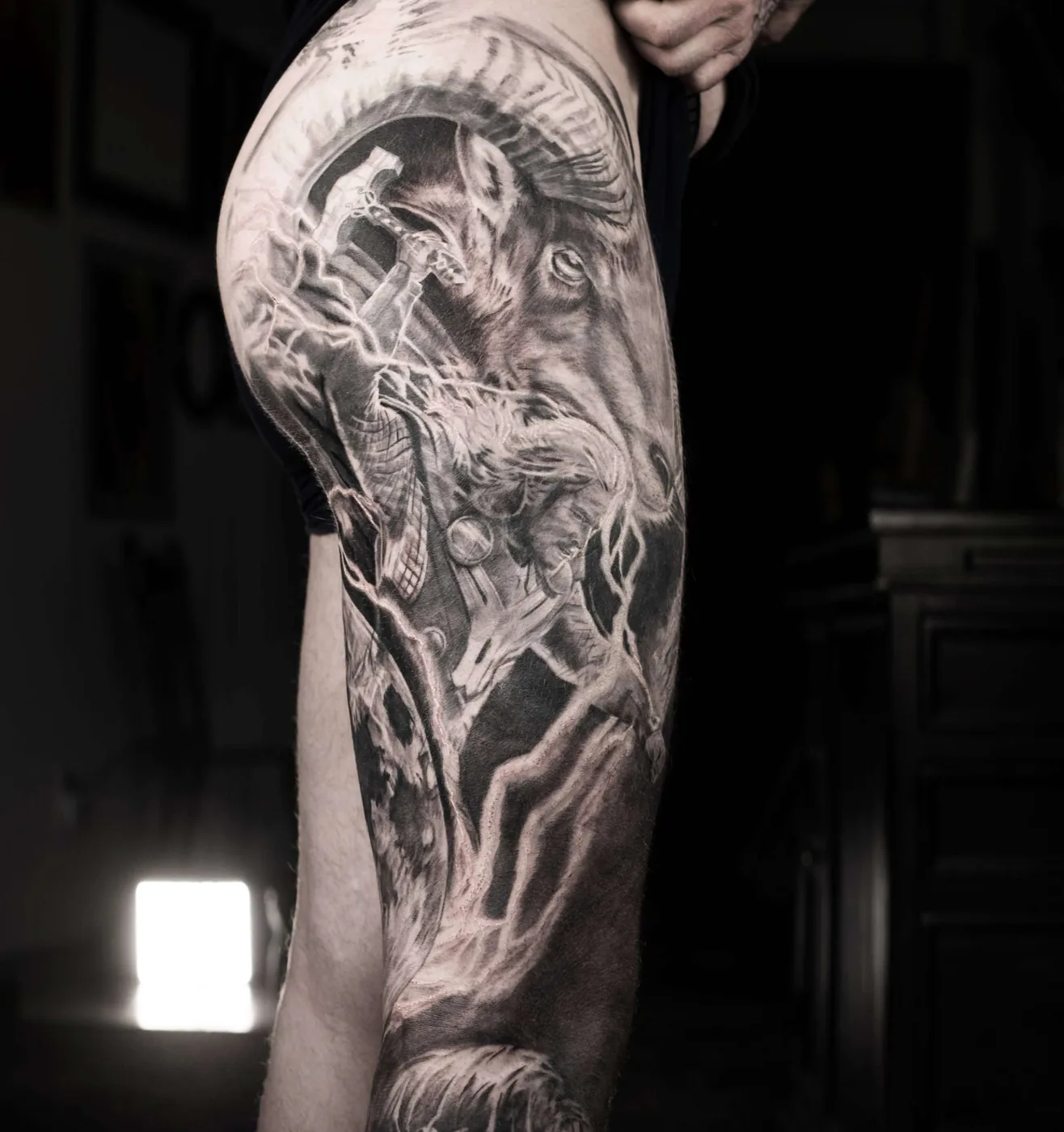 Jambe, bélier réaliste et arbre sombre — Nima Tattoo Montréal