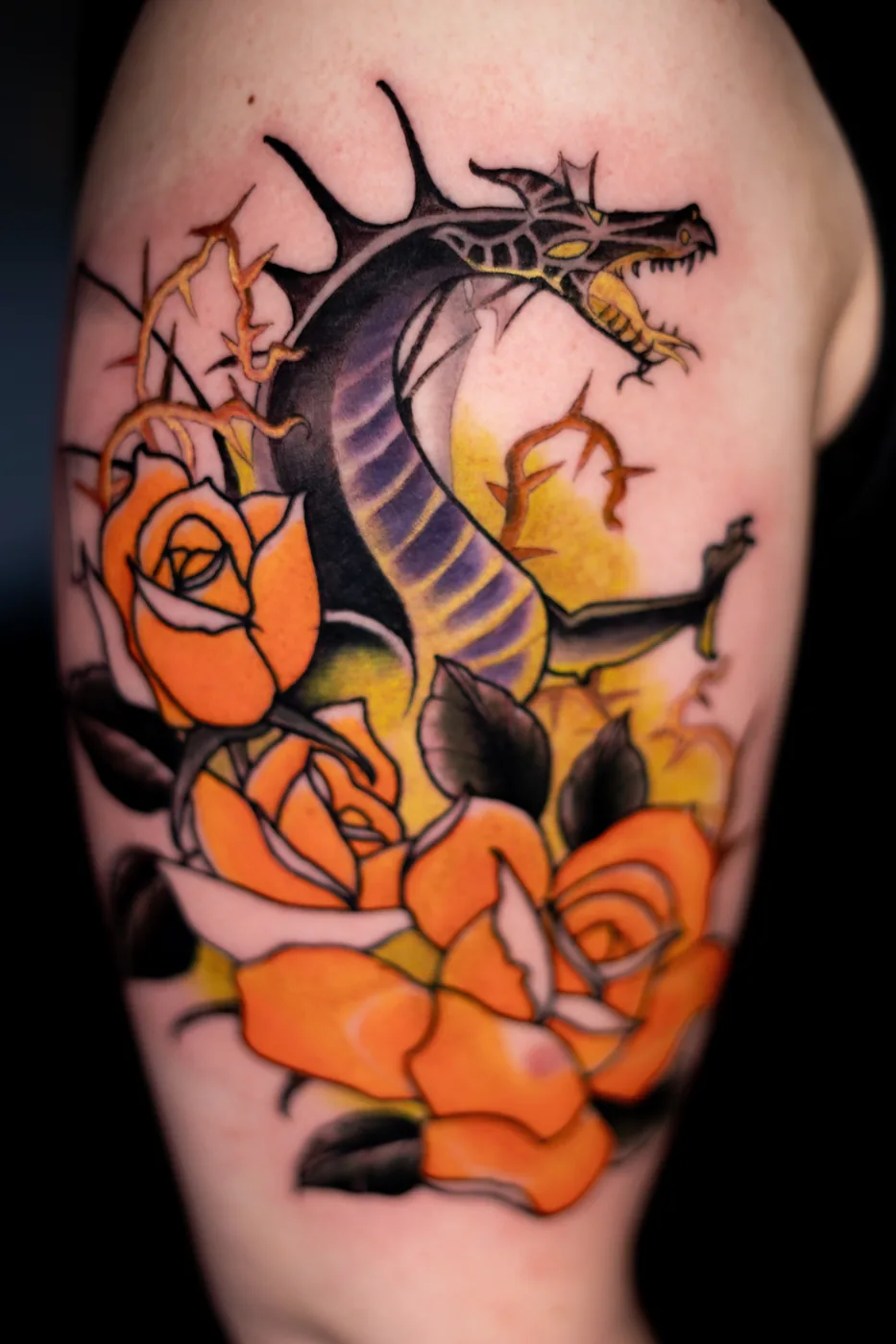 Épaule, dragon néo-traditionnel couleur et roses oranges — Nima Tattoo Montréal