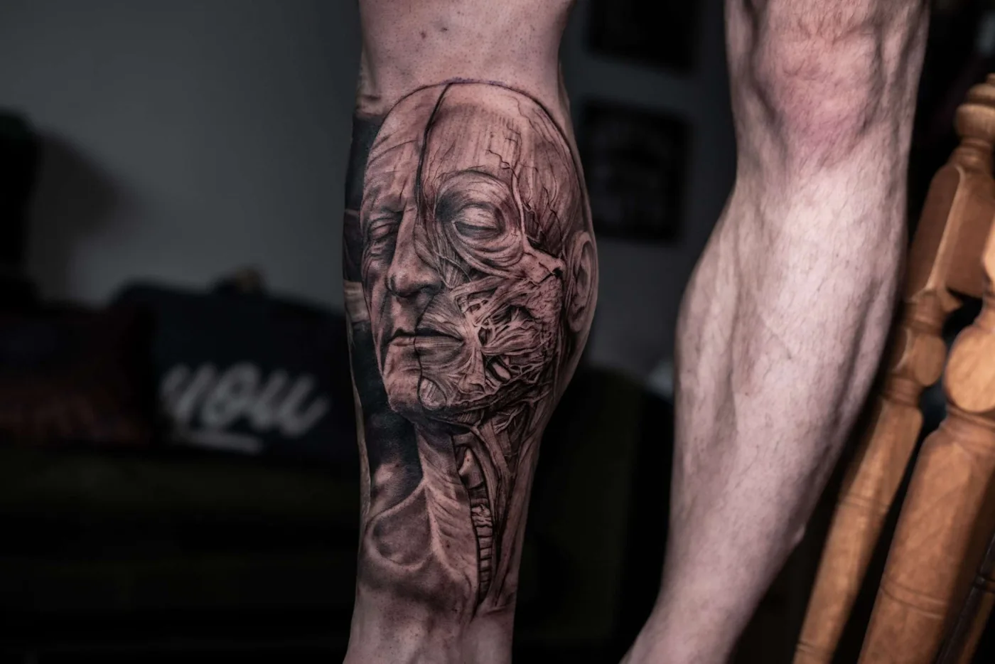 Mollet, tatouage réaliste anatomique — Nima Tattoo Montréal