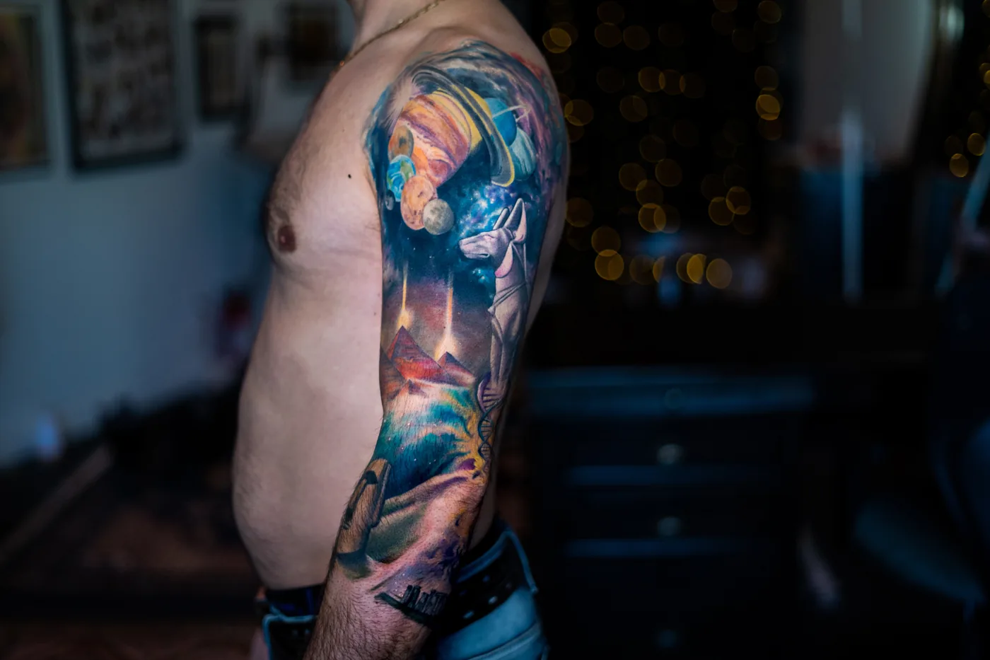 Manche complète, astronaute réaliste couleur dans l'espace — Nima Tattoo Montréal