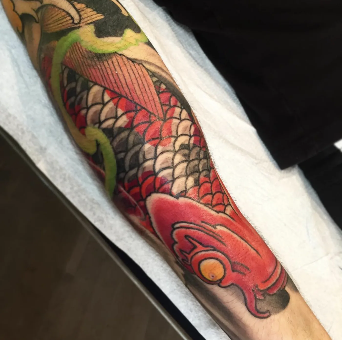 Avant-bras, carpe koï japonaise couleur rouge — Nima Tattoo Montréal
