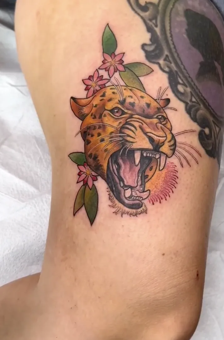 Cheville, léopard néo-traditionnel couleur et fleurs — Nima Tattoo Montréal