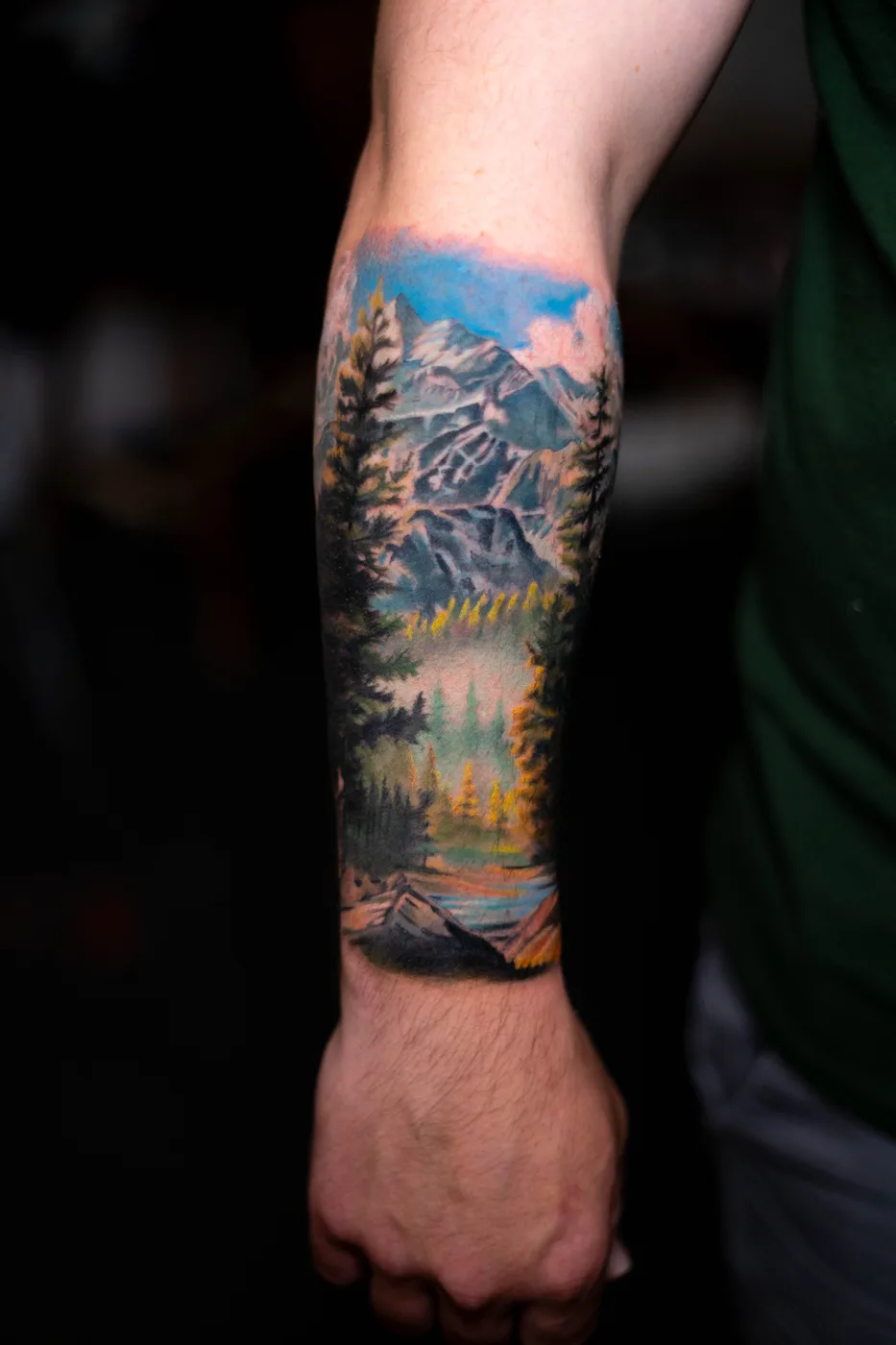 Avant-bras, paysage de montagne réaliste couleur — Nima Tattoo Montréal