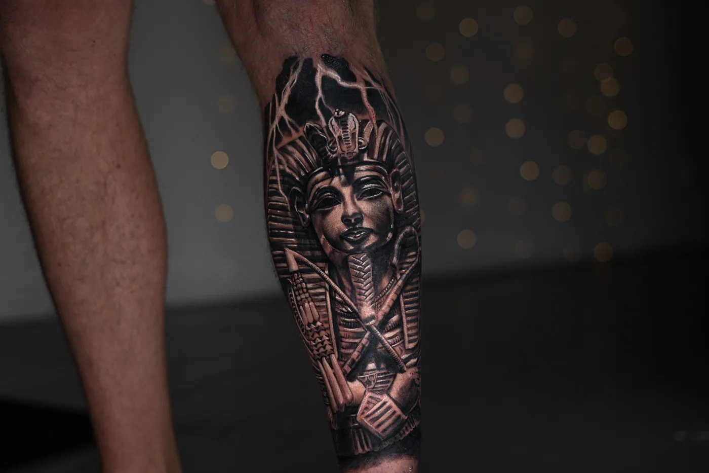 Mollet, pharaon réaliste noir et gris avec éclairs — Nima Tattoo Montréal