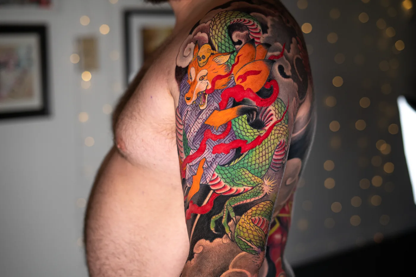 Épaule, dragon japonais couleur vert et rouge — Nima Tattoo Montréal