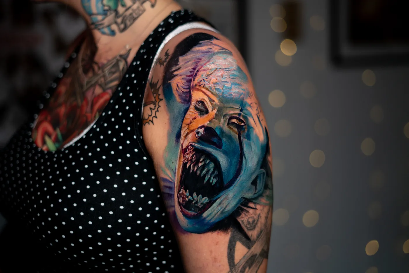 Épaule, portrait de clown horreur réaliste couleur — Nima Tattoo Montréal