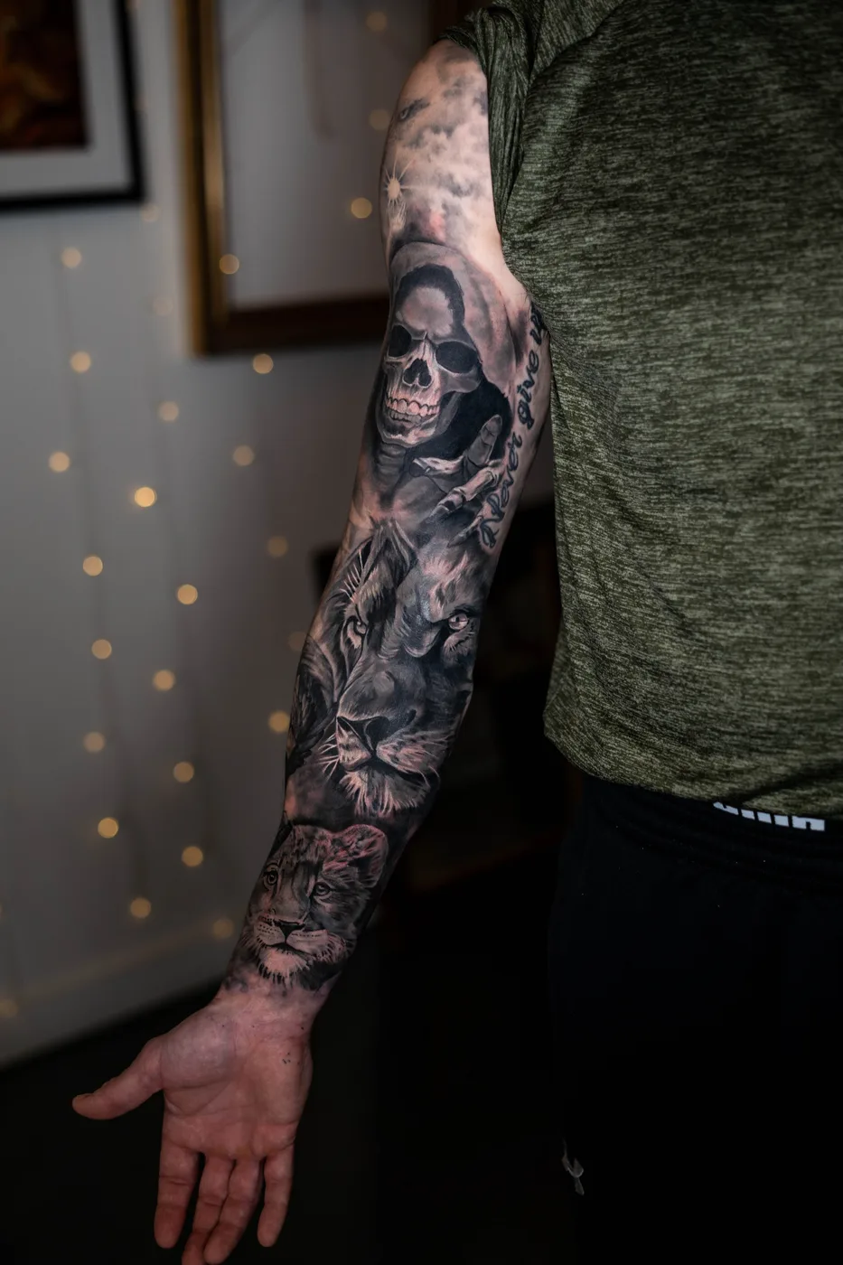 Manche complète, crâne et lions réaliste noir et gris — Nima Tattoo Montréal