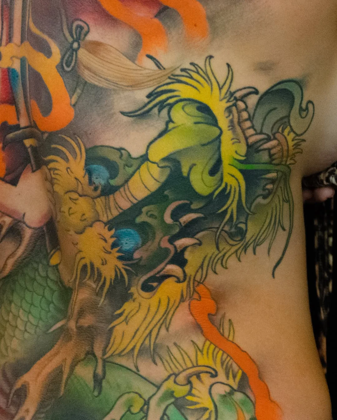 Détail d'un dos complet avec dragon néo-japonais par Nima Tattoo Montréal