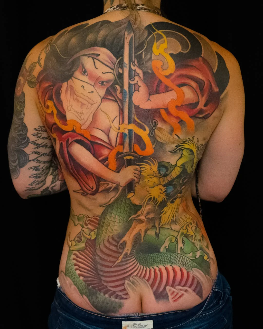 Dos complet néo-japonais avec samouraï et dragon par Nima Tattoo Montréal