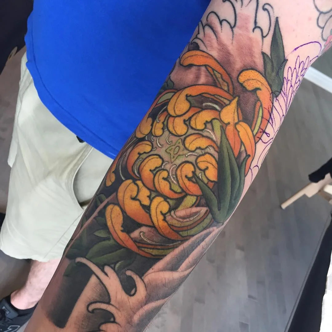 Tatouage japonais de bras avec grande pivoine orange par Nima Tattoo Montréal