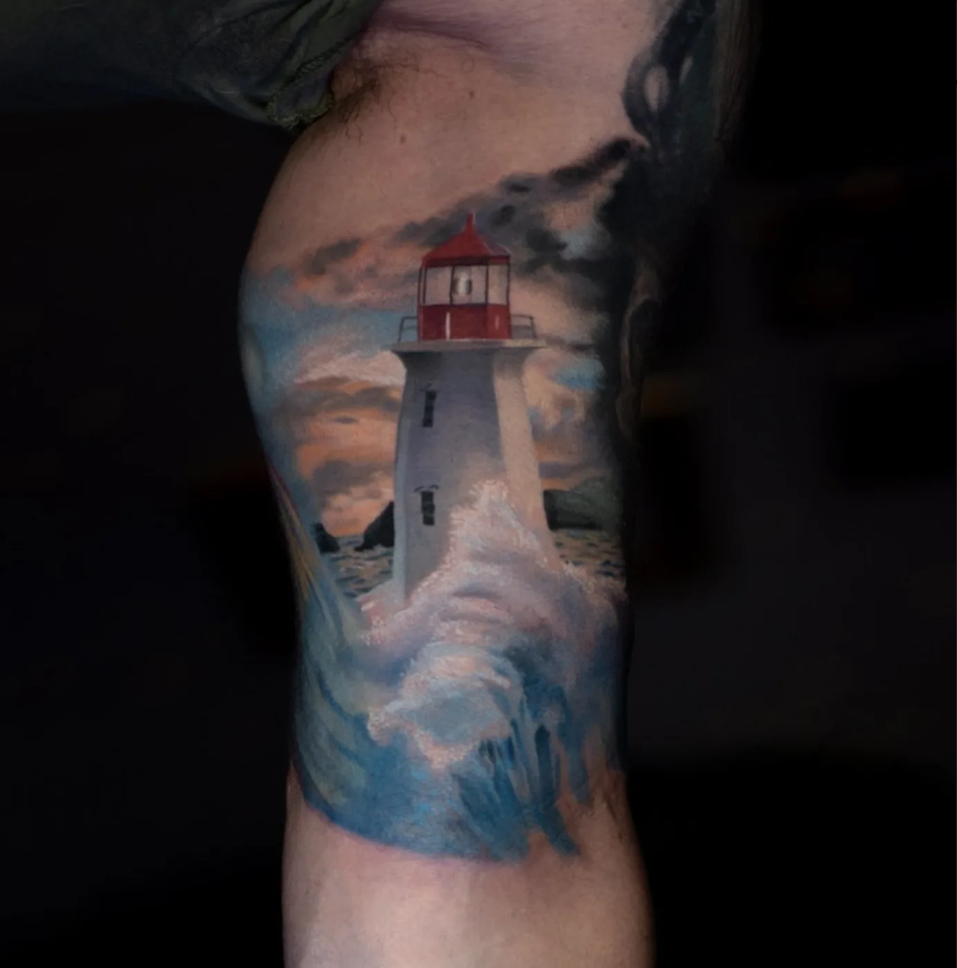 Bras, phare réaliste couleur avec vagues — Nima Tattoo Montréal