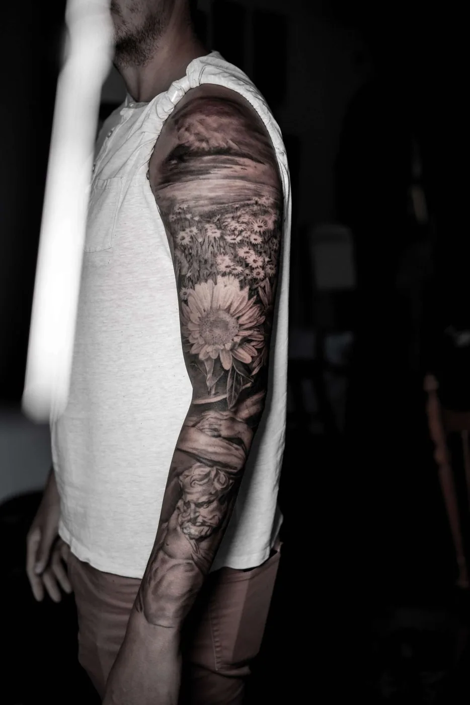 Avant-bras, portrait réaliste et paysage fleuri — Nima Tattoo Montréal