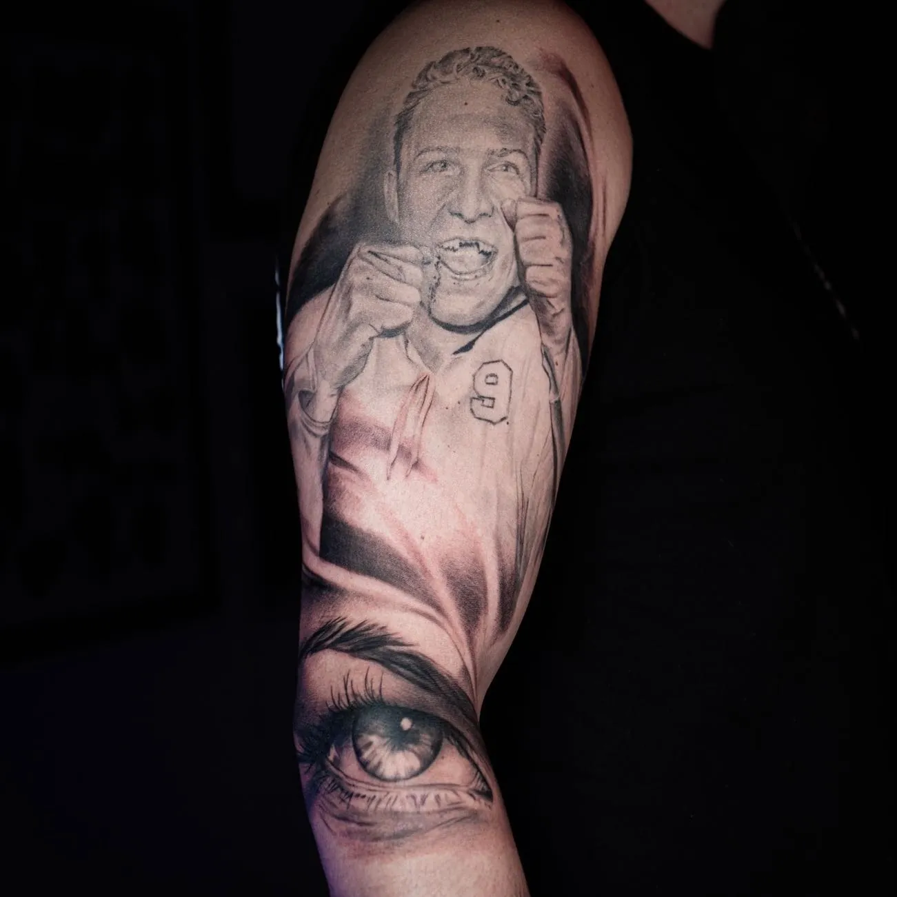 Bras, portrait réaliste d'un joueur et œil en noir et gris — Nima Tattoo Montréal