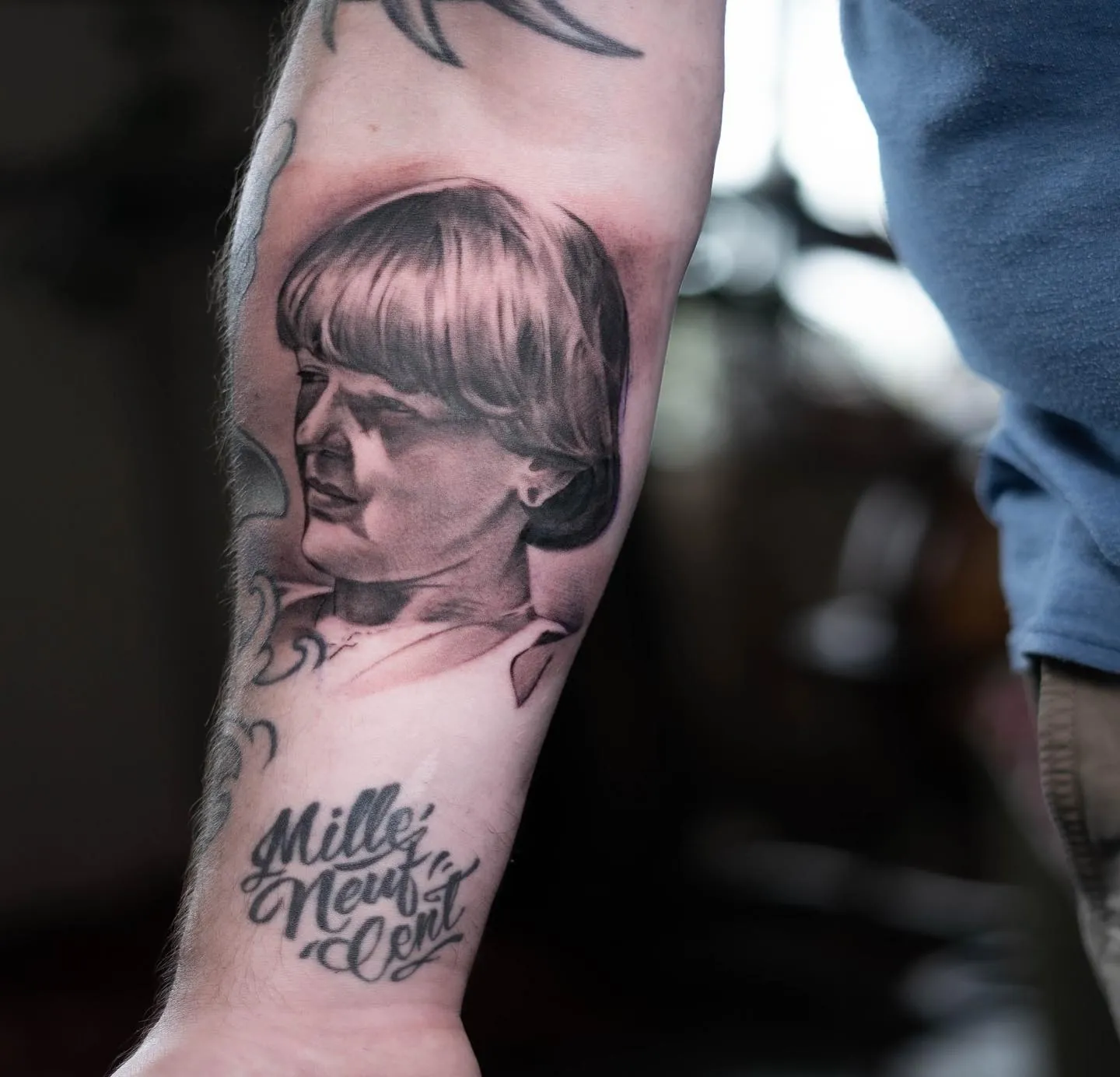 Avant-bras, portrait réaliste d'une mère en noir et gris — Nima Tattoo Montréal