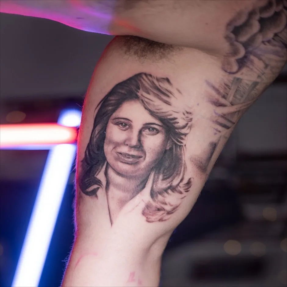 Intérieur du bras, portrait réaliste d'une mère en noir et gris — Nima Tattoo Montréal