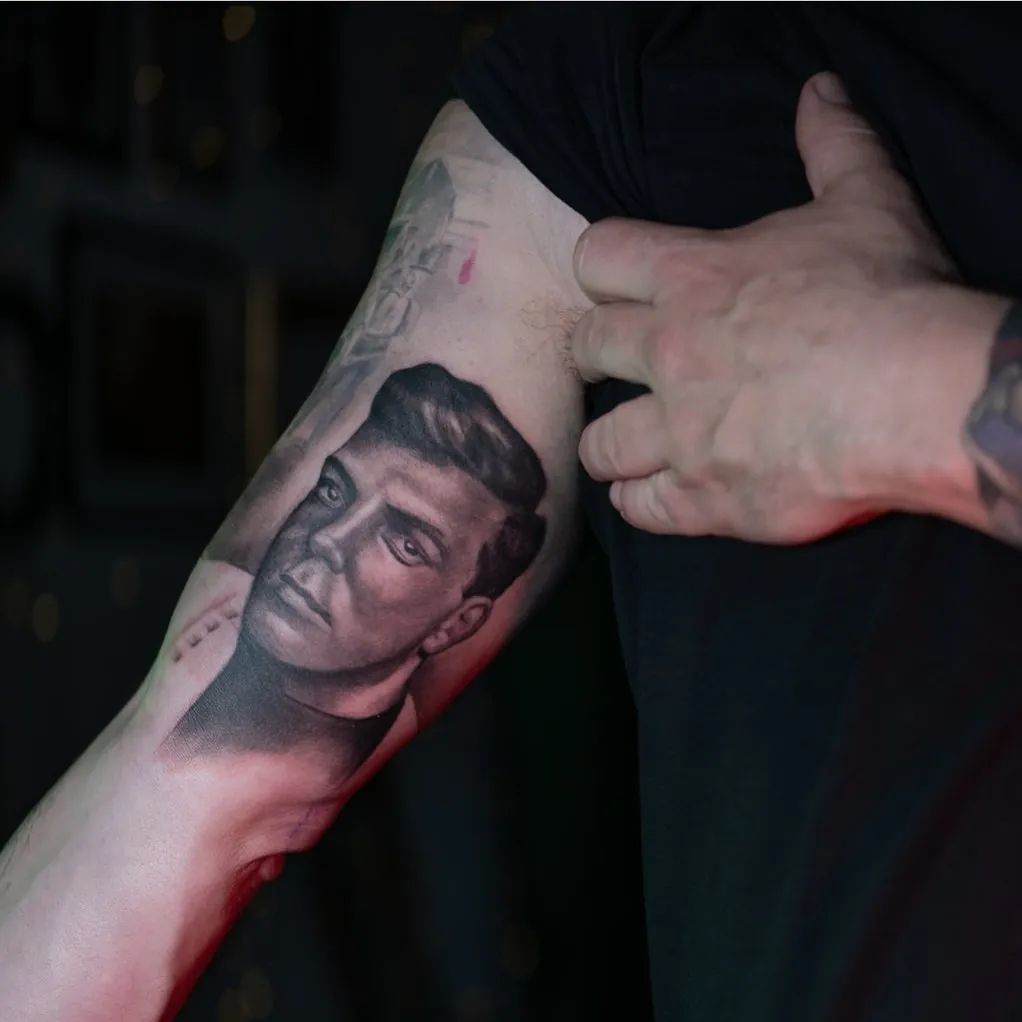 Bras, portrait réaliste d'un père en noir et gris — Nima Tattoo Montréal