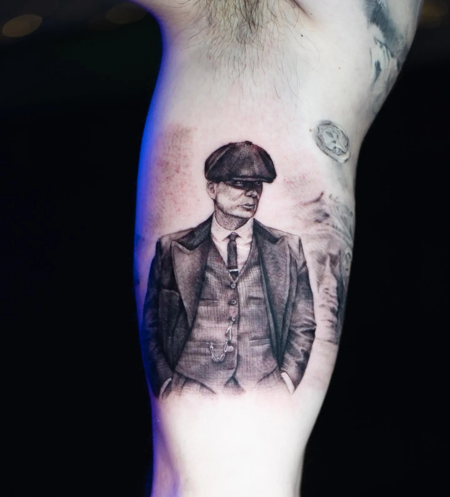 Intérieur du bras, portrait réaliste de Thomas Shelby en noir et gris — Nima Tattoo Montréal