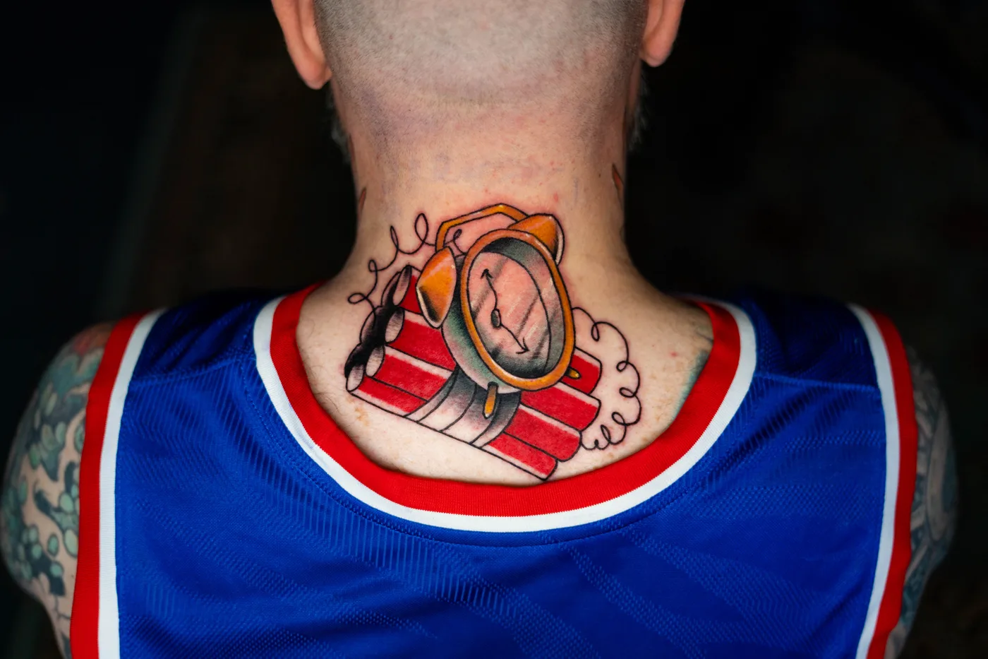 Nuque, bombe horloge néo-traditionnelle couleur — Nima Tattoo Montréal