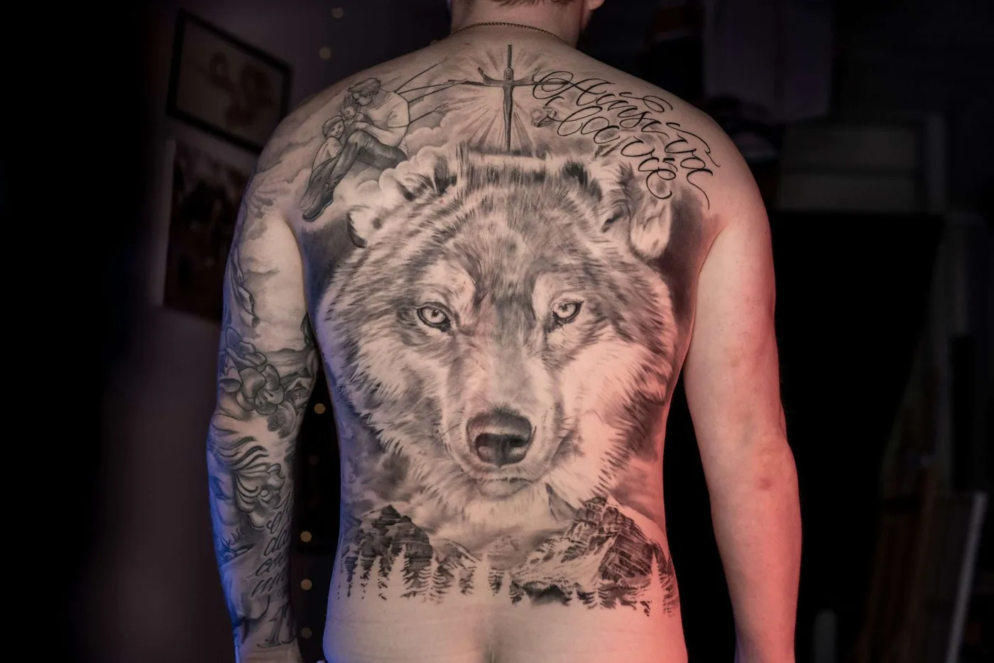 Dos complet, loup réaliste et paysage de montagne — Nima Tattoo Montréal