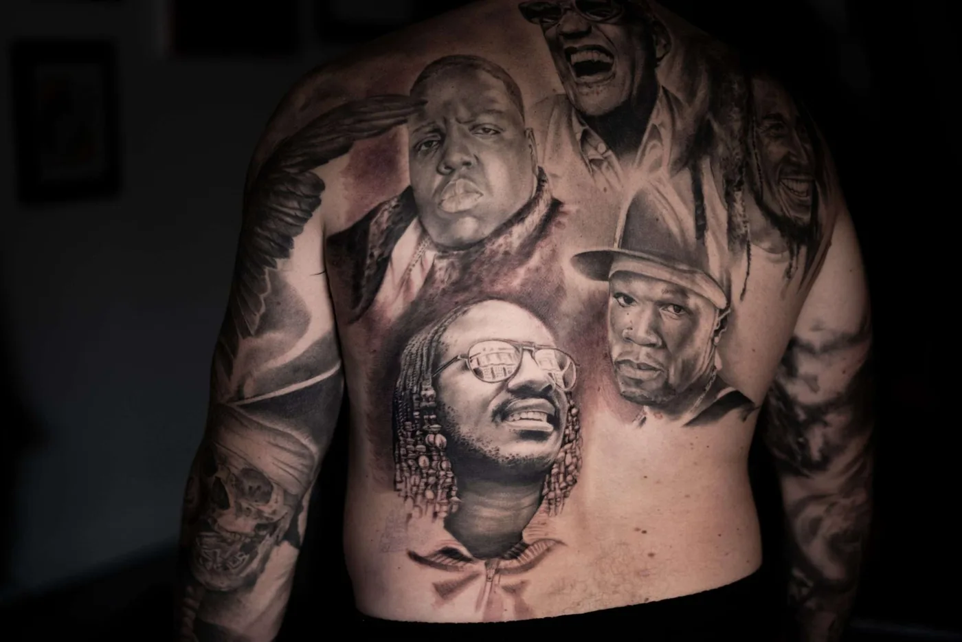 Dos, portraits réalistes icônes musicales — Nima Tattoo Montréal