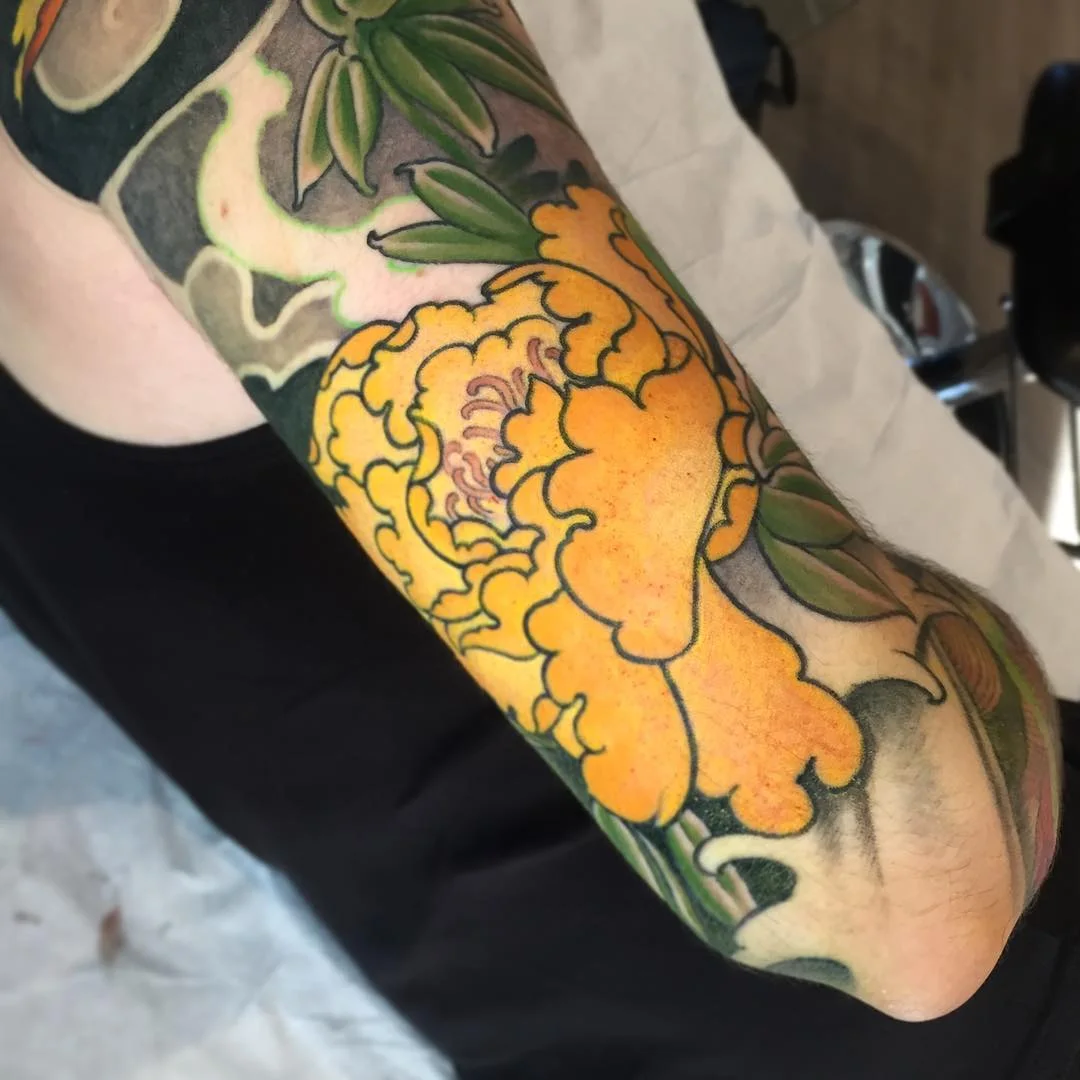 Manche japonaise avec grande pivoine jaune par Nima Tattoo Montréal